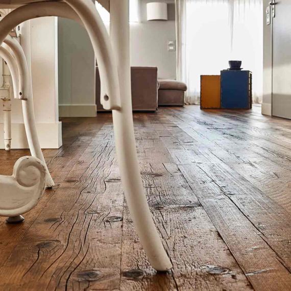 Dettaglio pavimento con parquet in abete di recupero collezione Bottega