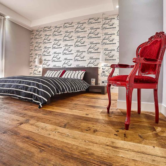 Camera da letto con parquet in abete di recupero collezione Bottega